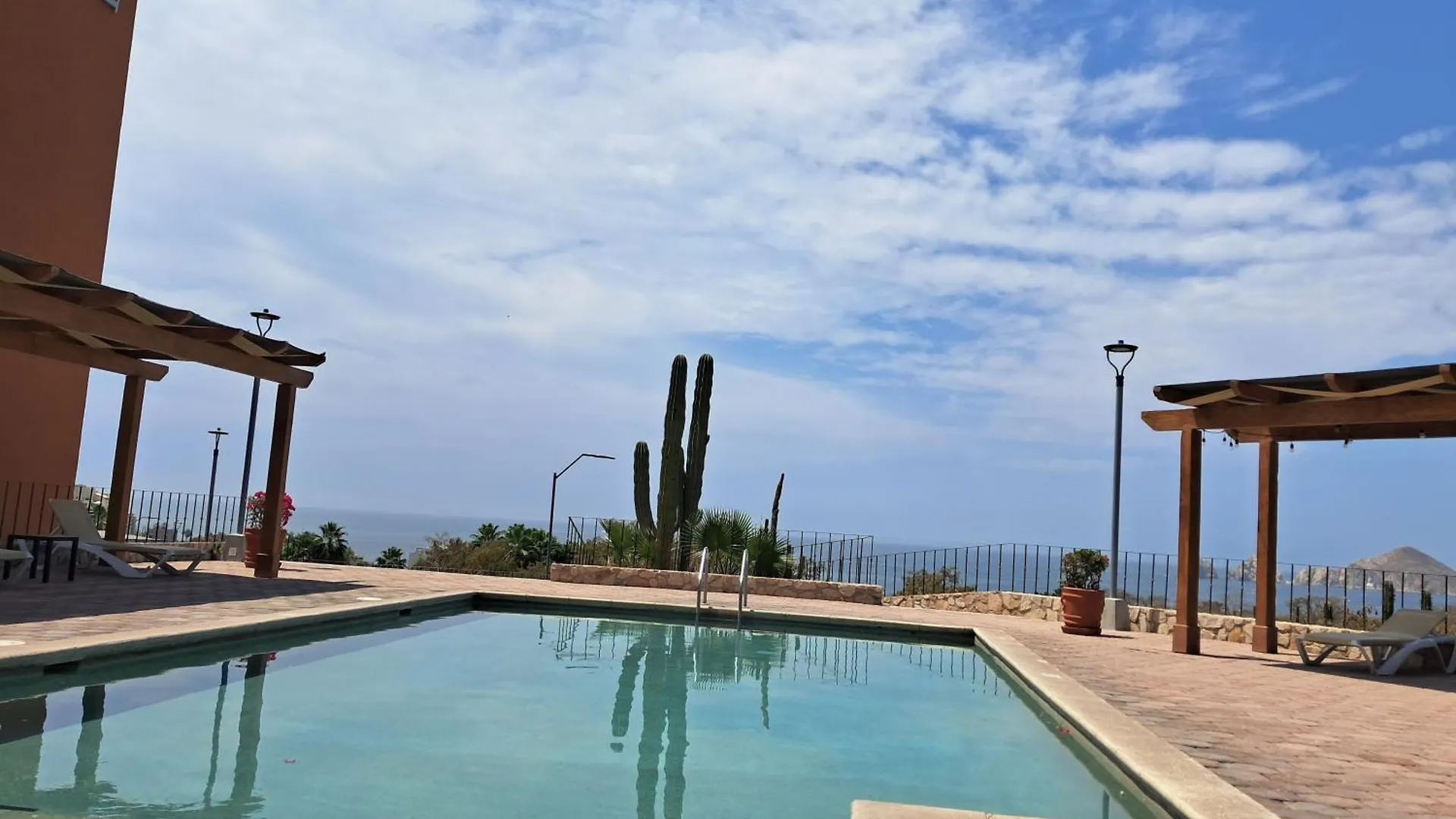 Hotel apartamentowy Sunny Beach Suites Cabo San Lucas